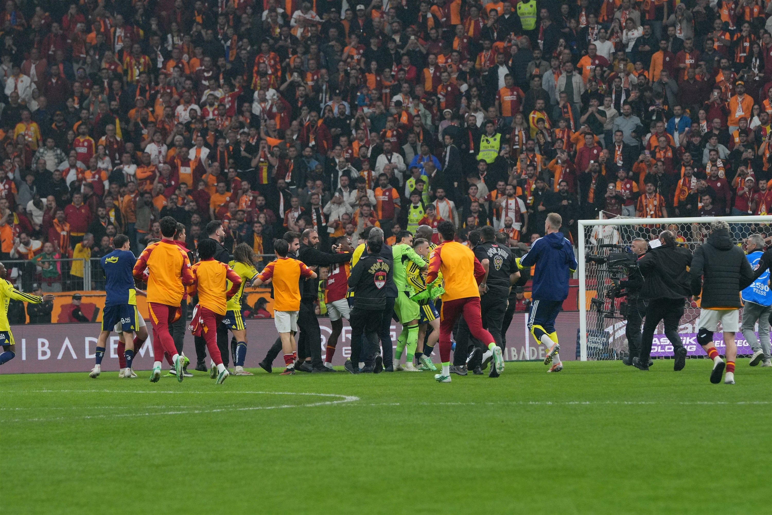 Derbi sonrası saha karıştı, Abdülkerim Bardakcı ile Archie Brown birbirine girdi