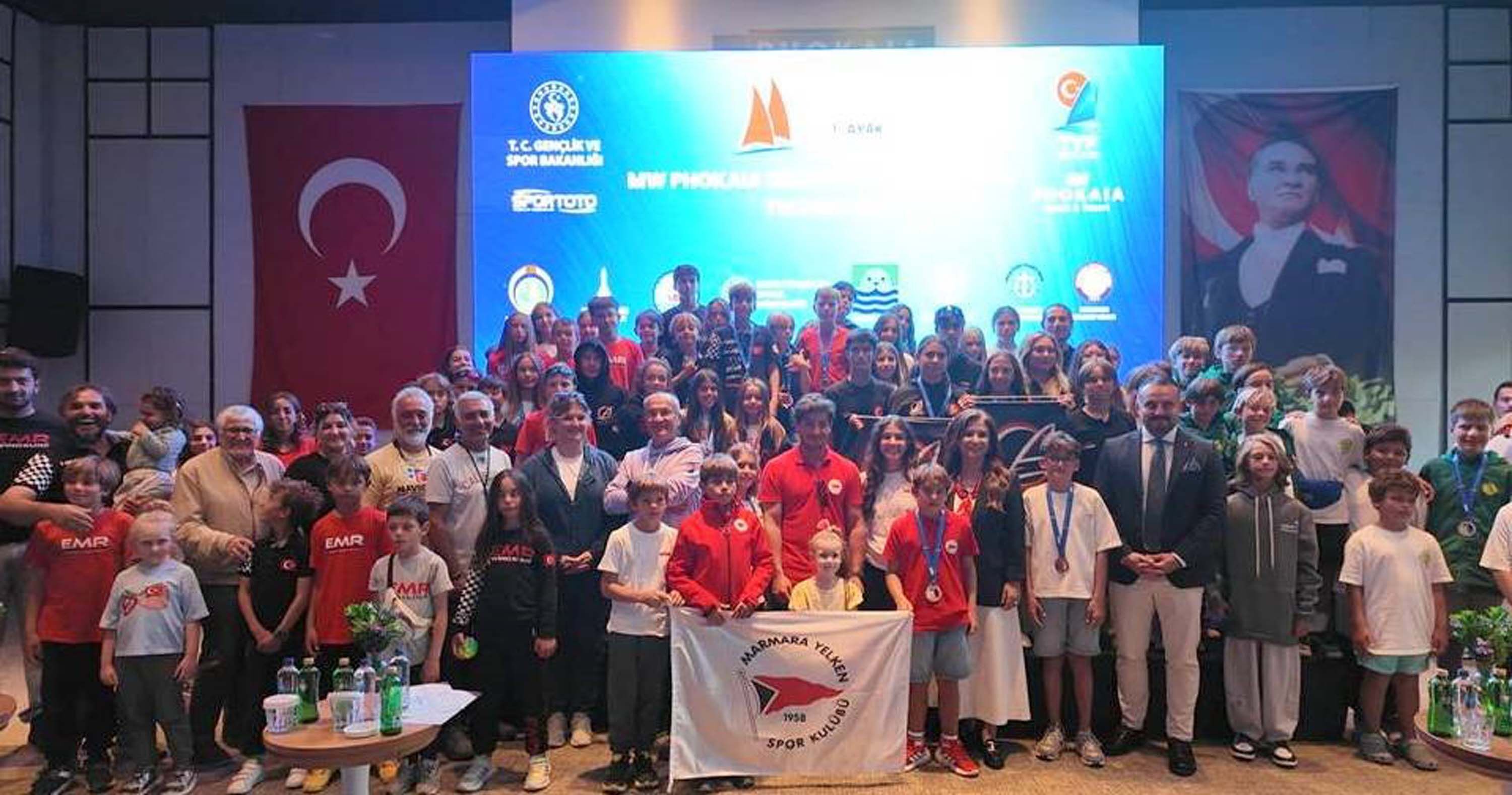 Foça'da yelken ligi yarışları ilgi gördü