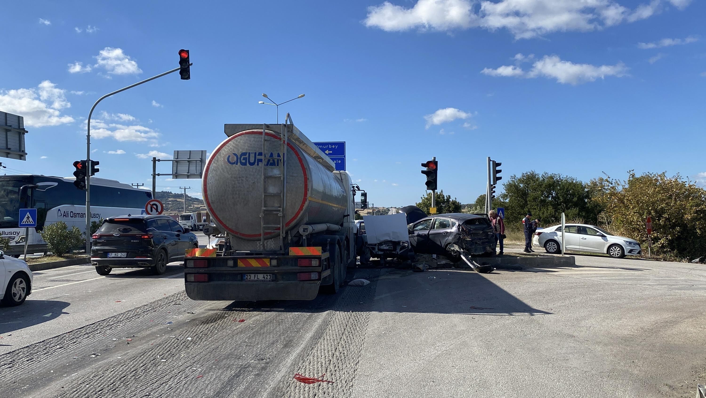 Freni boşaldığı öne sürülen tanker, ışıkta bekleyen 4 otomobile çarptı: 4 yaralı