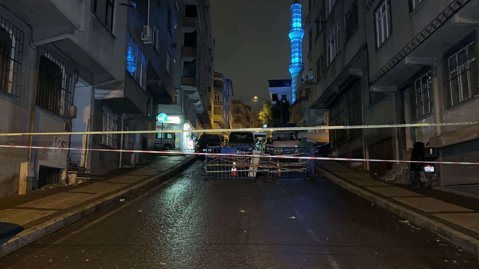 Gaziosmanpaşa'da sağanak sonrası yolda kısmi çökme meydana geldi