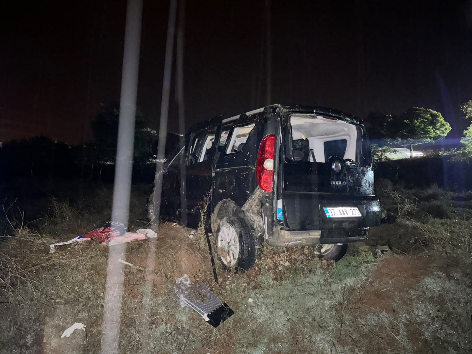 Hafif ticari araç takla atıp şarampole yuvarlandı: 1 ölü, 4 yaralı