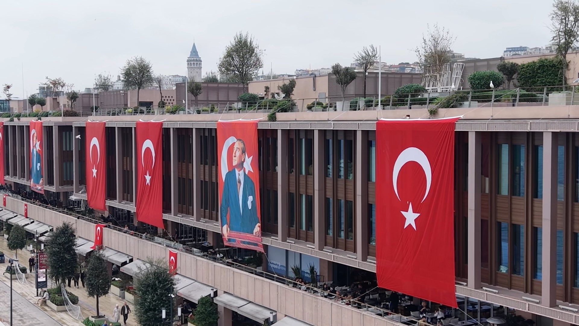 İstanbul'da Türk bayraklarıyla donatılan caddeler havadan görüntülendi