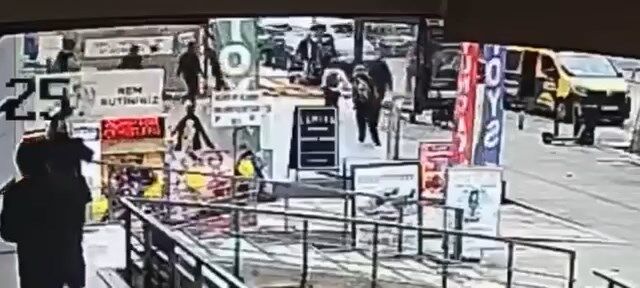 Kadıköy'de inşaatın dış koruma kaplamasının yayaların üzerine devrildiği anlar kamerada