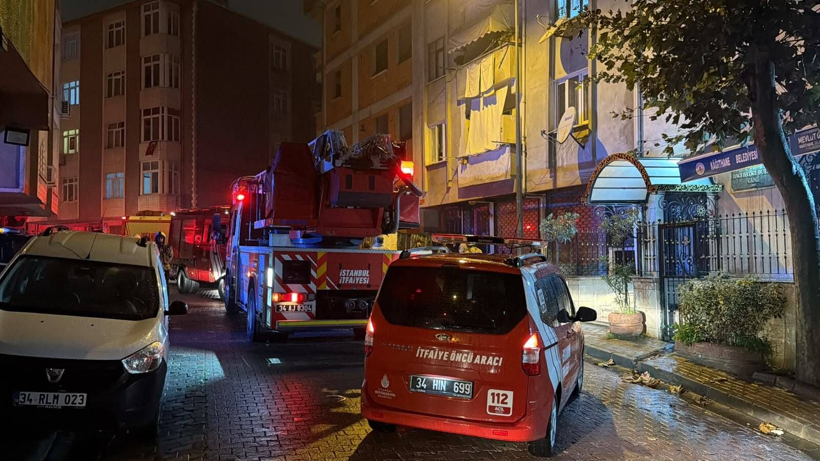 Kağıthane'de 5 katlı binanın en üst katında çıkan yangın çatıya sıçradı