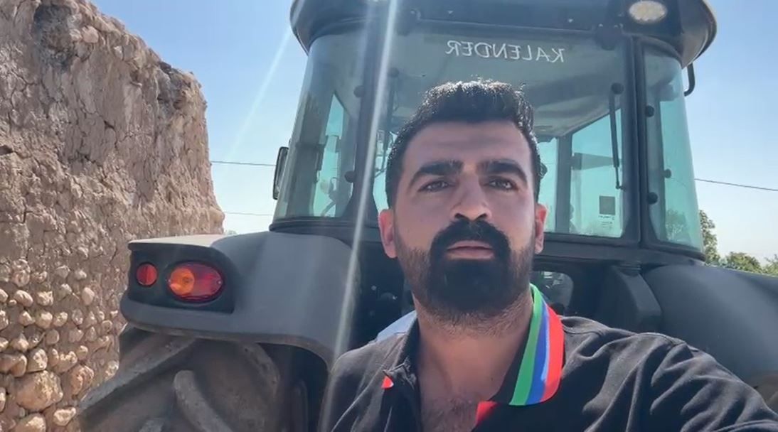 Kumrunun yuva yaptığı traktörünü 33 gün sonra yeniden çalıştırdı