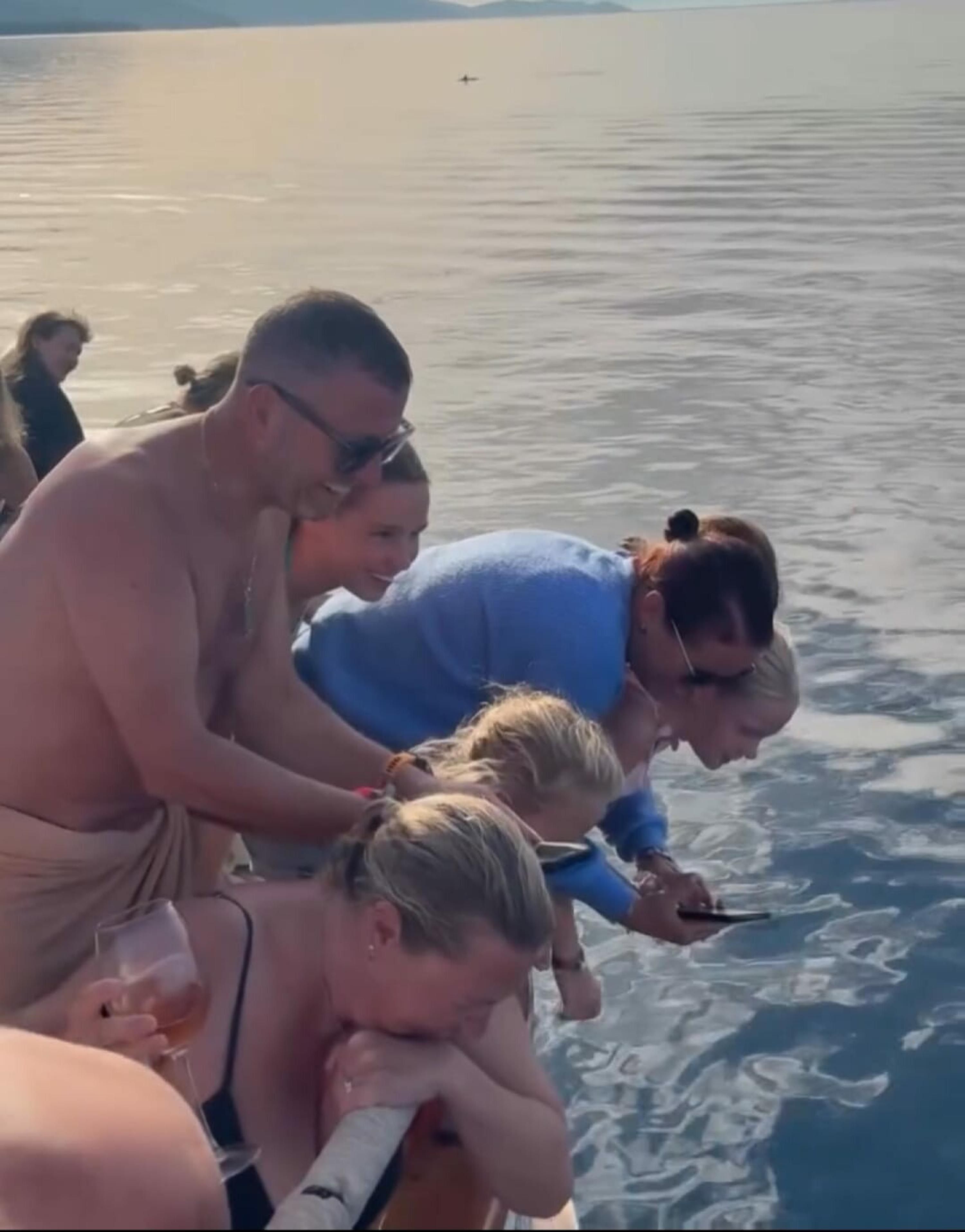 Kuşadası'nda yunuslar tur teknesine eşlik etti