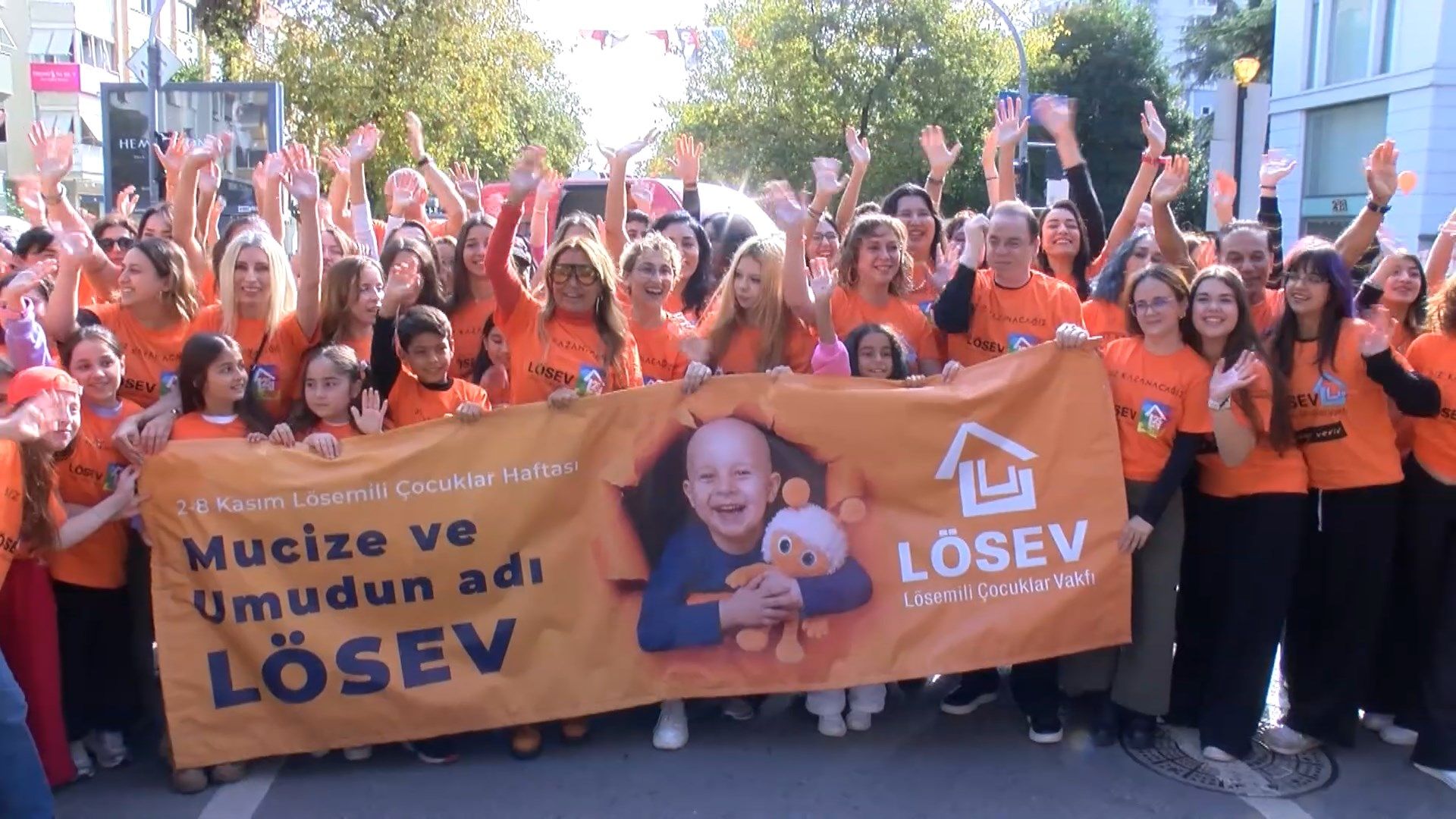 LÖSEV'den Bağdat Caddesi'nde Yonca Evcimik'le dans etkinliği