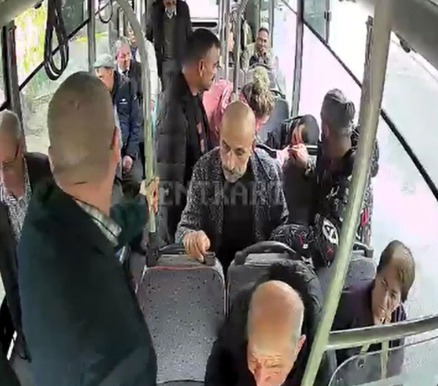 Midibüste epilepsi nöbeti geçiren yolcuya ilk müdahaleyi sürücüler yaptı; o anlar kamerada