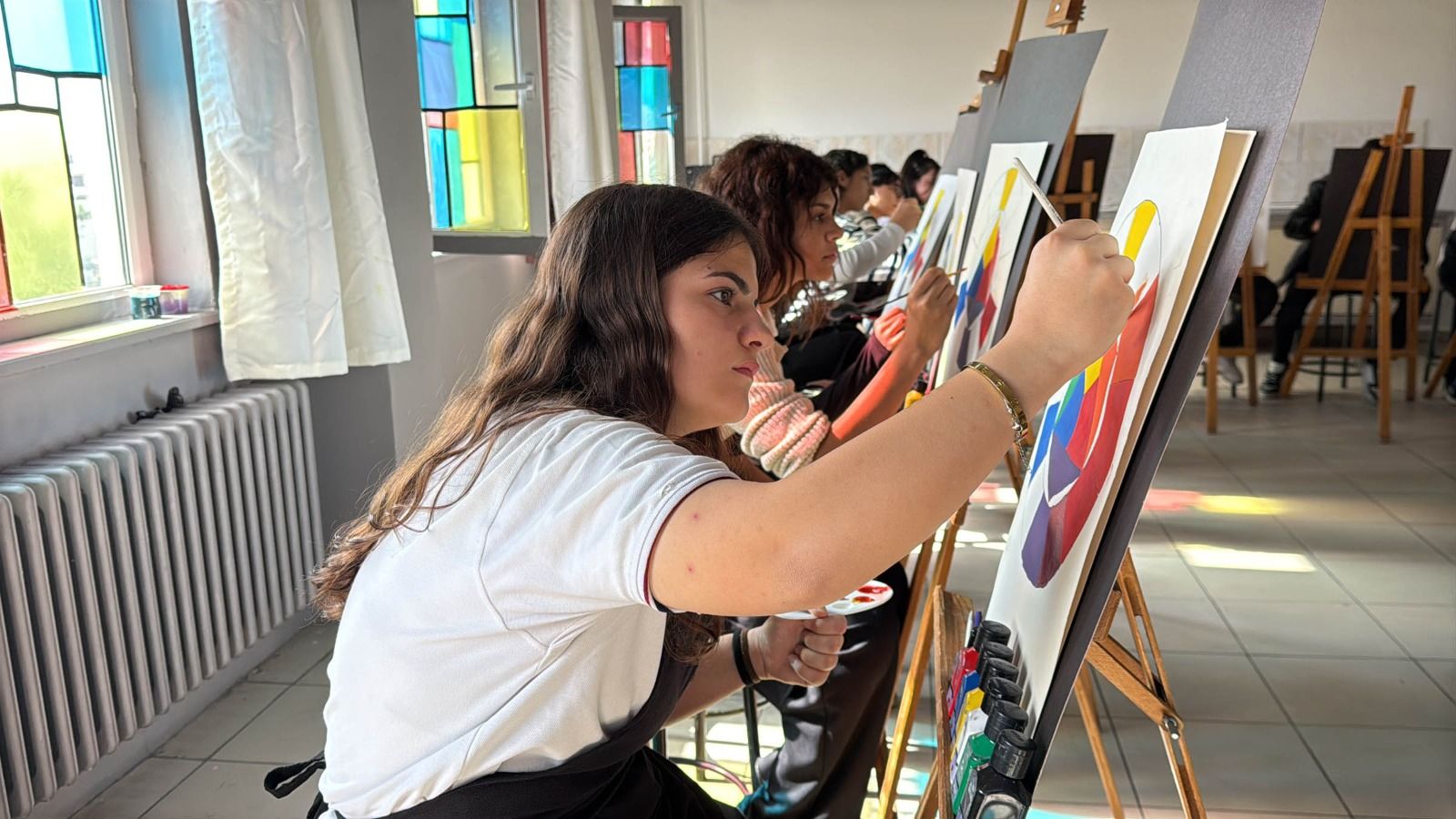 Okulda kurulan sanat atölyesinde yeteneklerini keşfedip ressam olmak istiyorlar