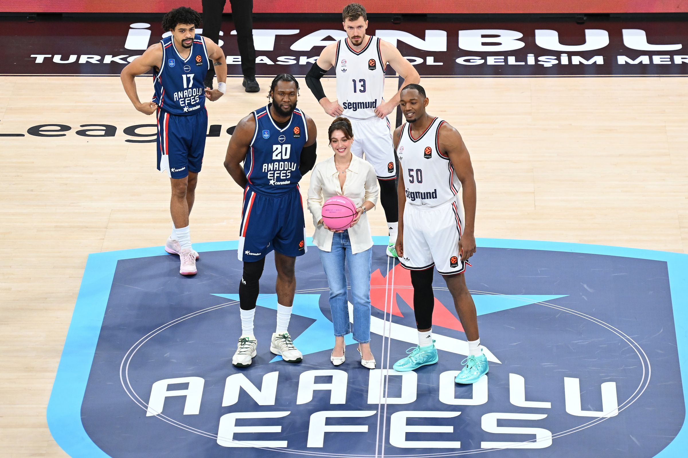 Pembe Top'u Cemre attı