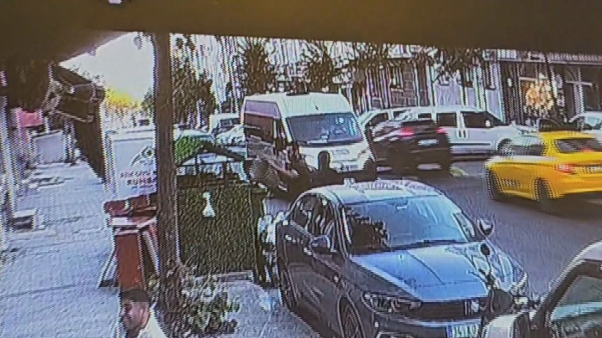 Sultangazi'de çöp konteynerine dökülen tiner nedeniyle yangın çıktı