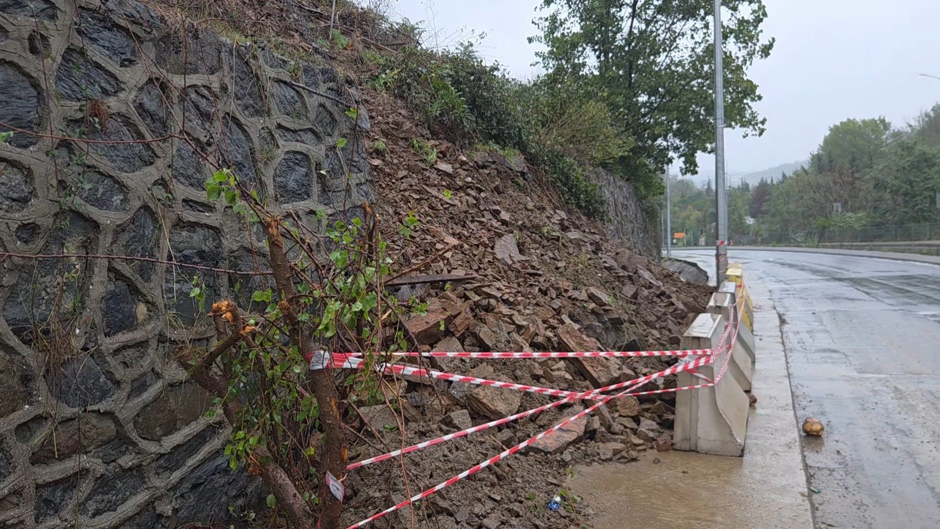 Sultangazi'de toprak kayması; tarihi Bulakbaşı Kemerine su taşıyan hat zarar gördü