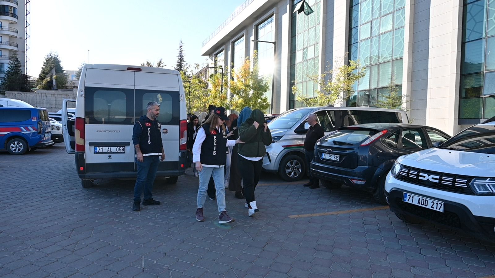 Uyuşturucu ve fuhuş operasyonunda 2 tutuklama (2)