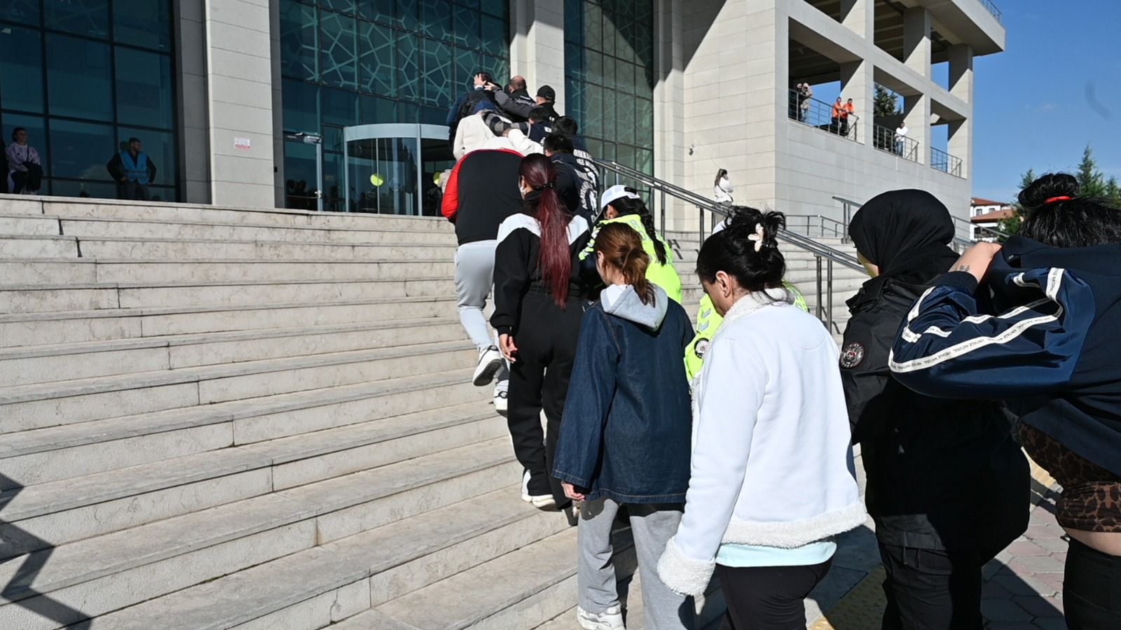 Uyuşturucu ve fuhuş operasyonunda 2 tutuklama
