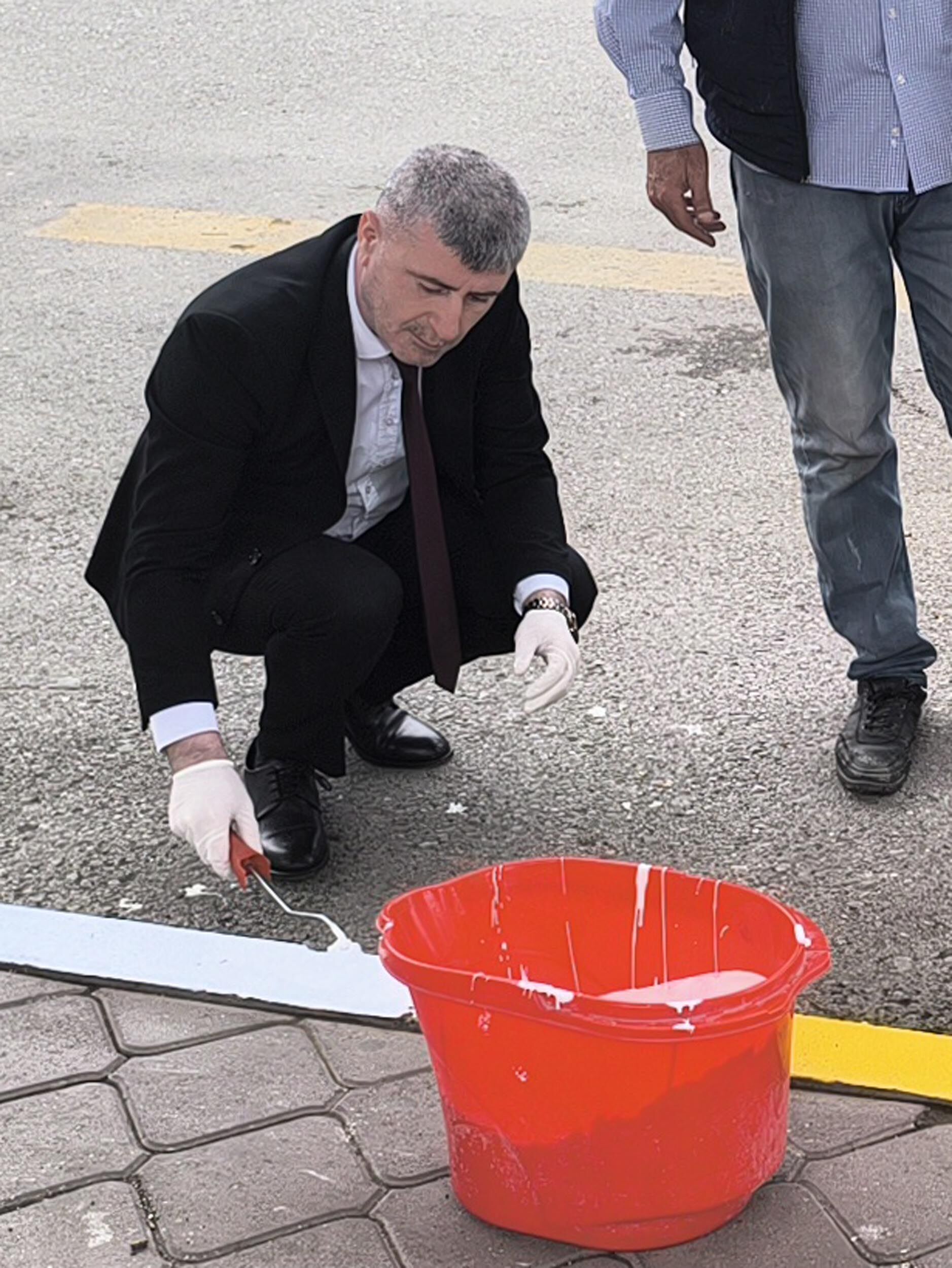 Valilik personeli, bordür taşlarını boyadı