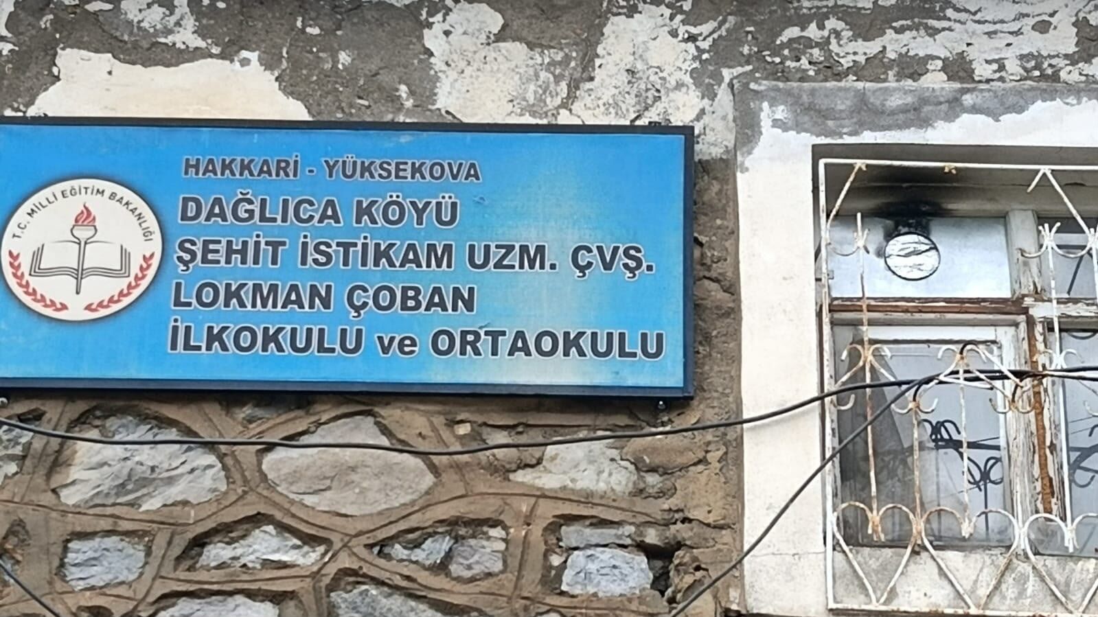 Yüksekova'da okuldaki yangında köylüler, gönderdeki Türk bayrağını indirip muhafaza altına aldı