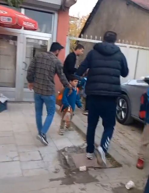 Yüksekova'da sürücüsü kalp krizi geçiren öğrenci servisi binaya çarptı