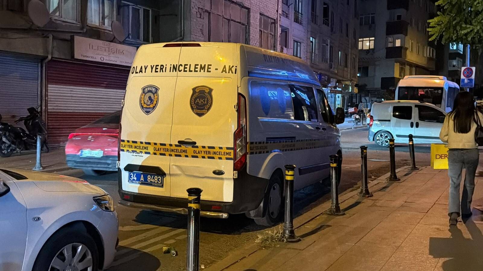 Zeytinburnu'nda iki grup arasında silahlı kavga; binalara ve iş yerine mermi isabet etti