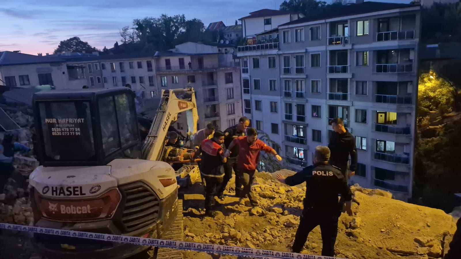 Zonguldak'ta 3 katlı bina çöktü; enkazda kalan 2 kişiden 1'i kurtarıldı