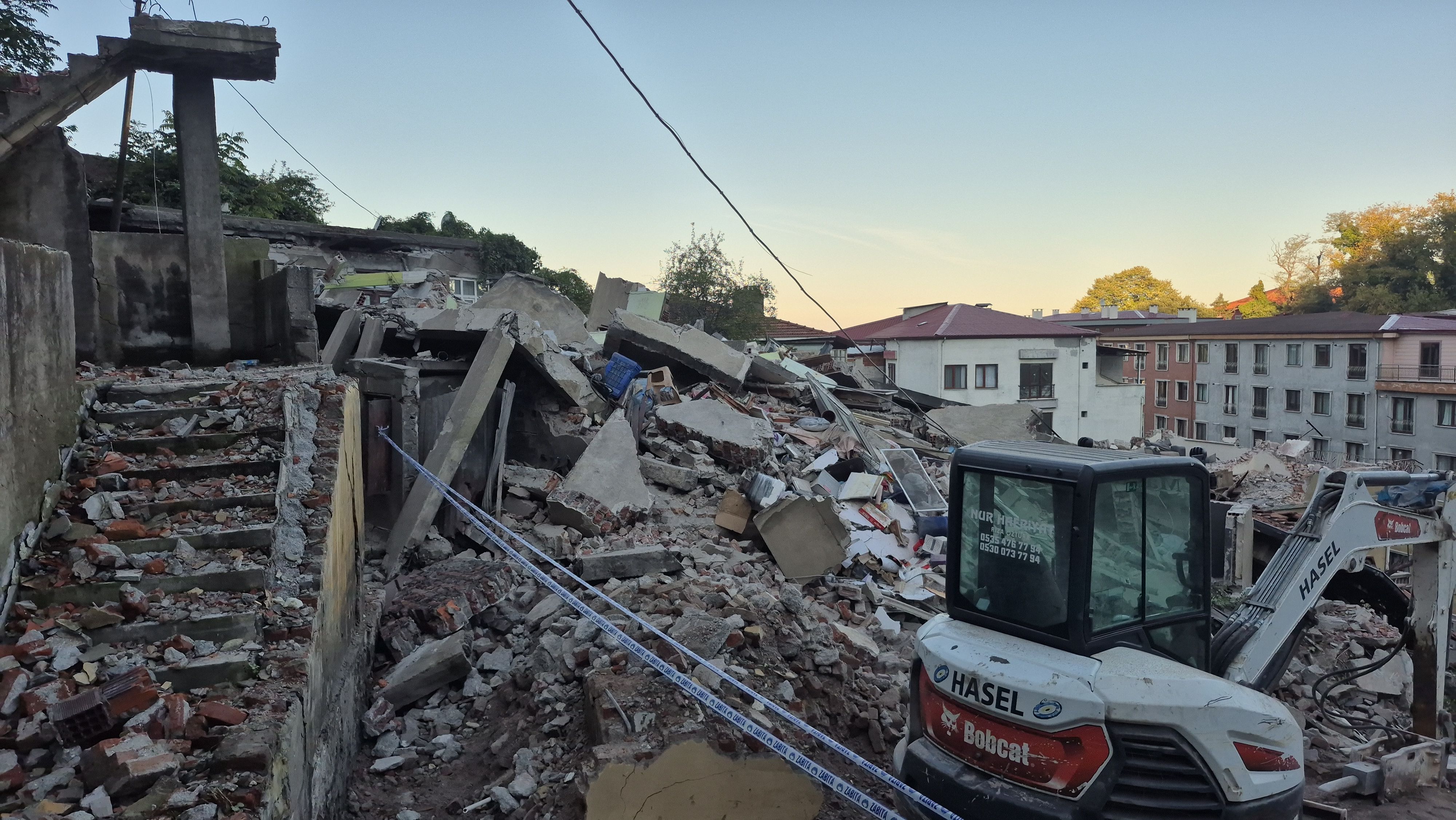 Zonguldak'ta çöken 3 katlı evin çevresindeki 7 bina tahliye edildi