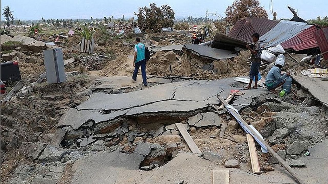 Endonezya'daki depremde can kaybı artıyor