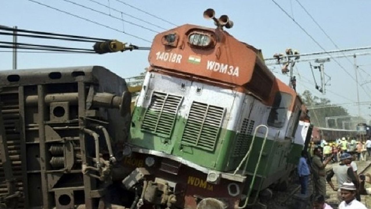 Hindistan'da trenin altında kalan 5 kişi öldü