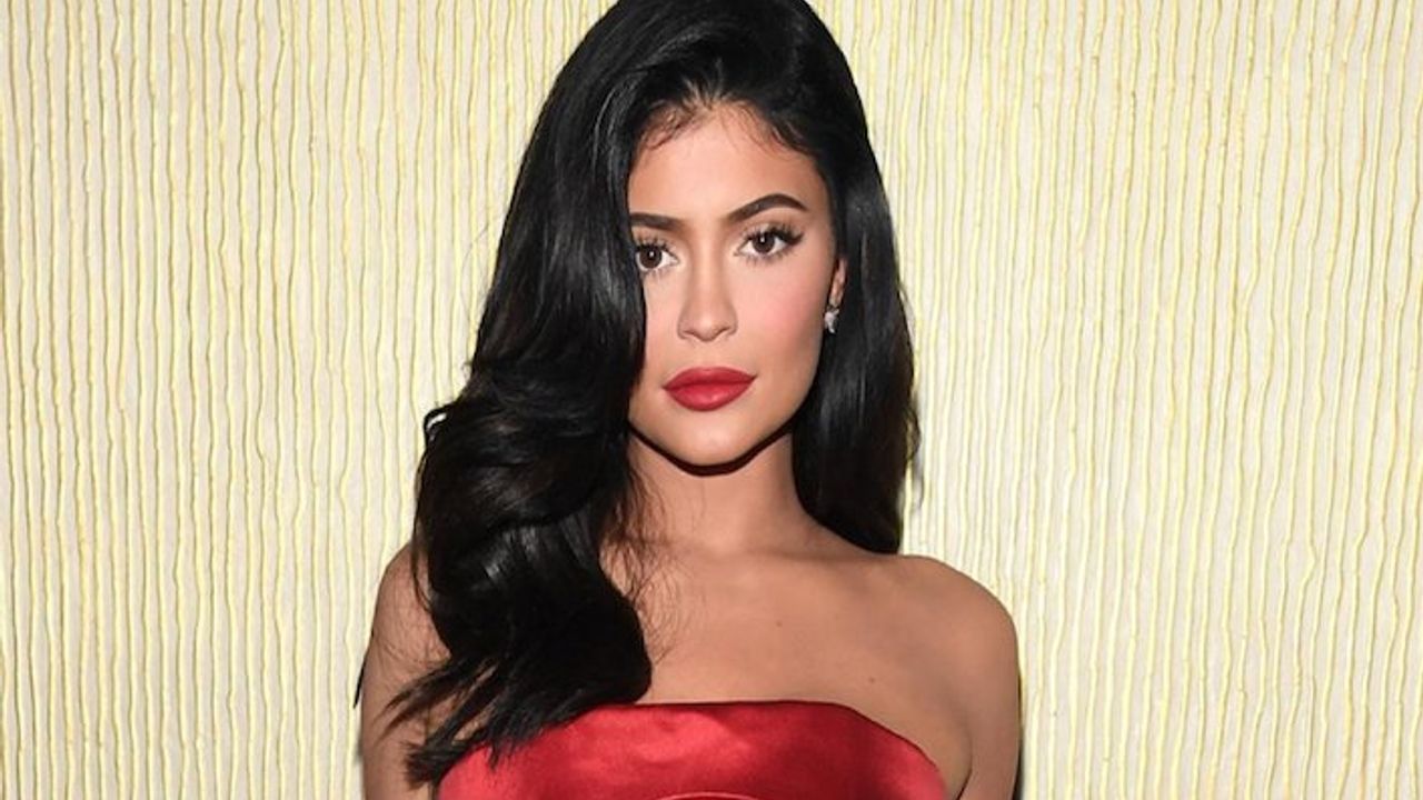 Ateşli model Kylie Jenner süper minisiyle festivale damga vurdu