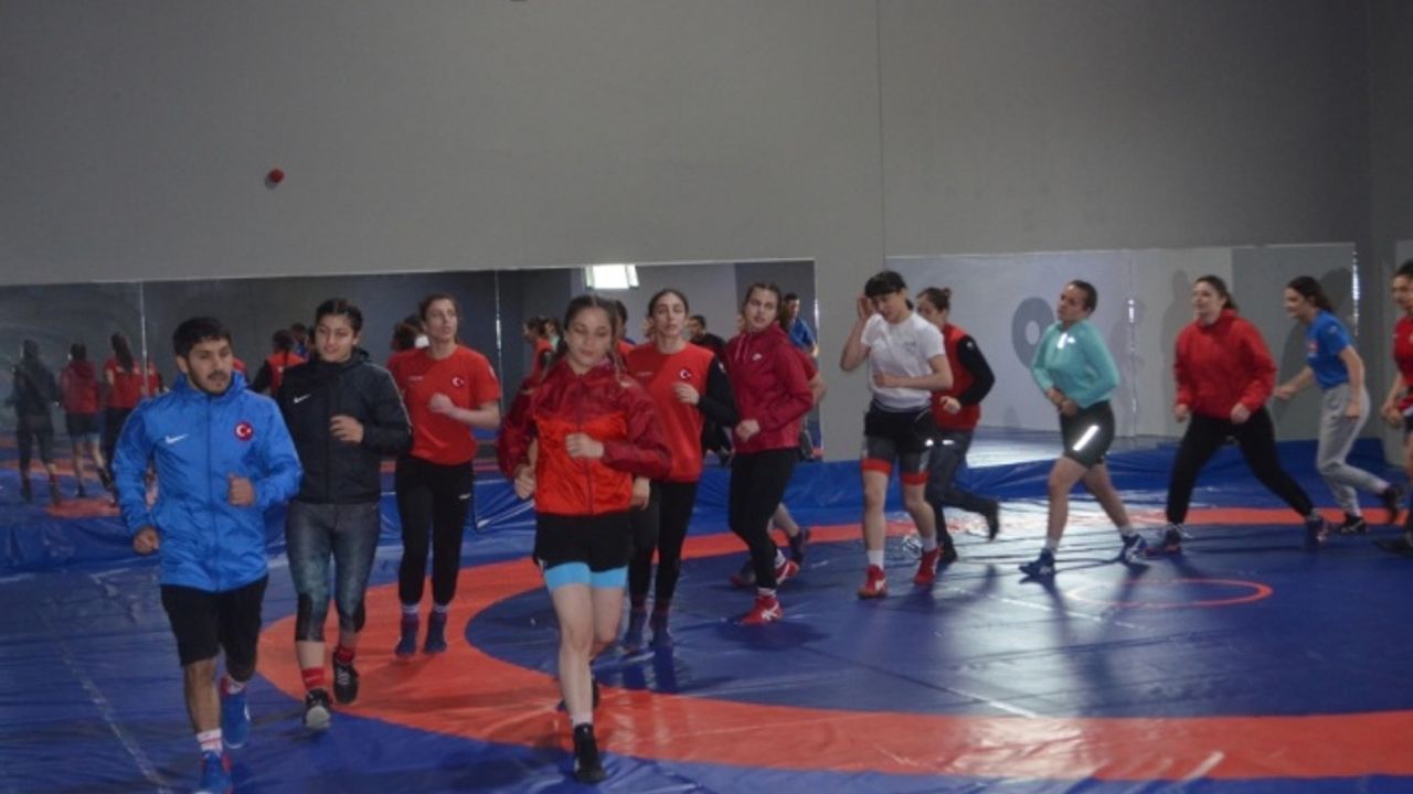 Genç Kadın Güreş Milli Takımı Yalova'da kampa girdi