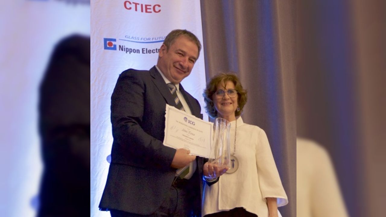 Uluslararası Cam Komisyonu'ndan Prof. Dr. Ahmet Kırman'a ödül