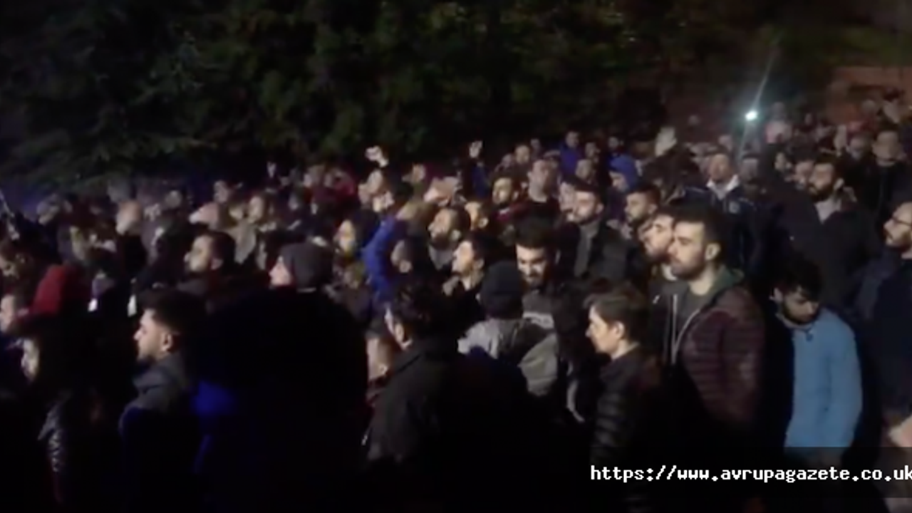 Ünal Karaman'a sahip çıkan Trabzonspor taraftarları tesislerde toplandı