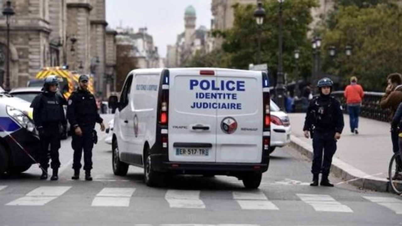 Paris'te bıçaklı saldırı: 4 yaralı