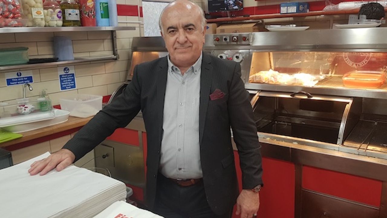 İngilizlere 40 yıldır balık patates fish and chips yediren Bingöl'lü Türk'ün hikayesi, Çoban olacaktı, Kraliyet İngilizcesi konuşuyor