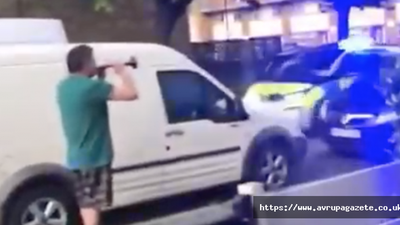 İngiltere’de davul zurna ile NHS sağlık çalışanlarının alkışına eşlik etti, video haber