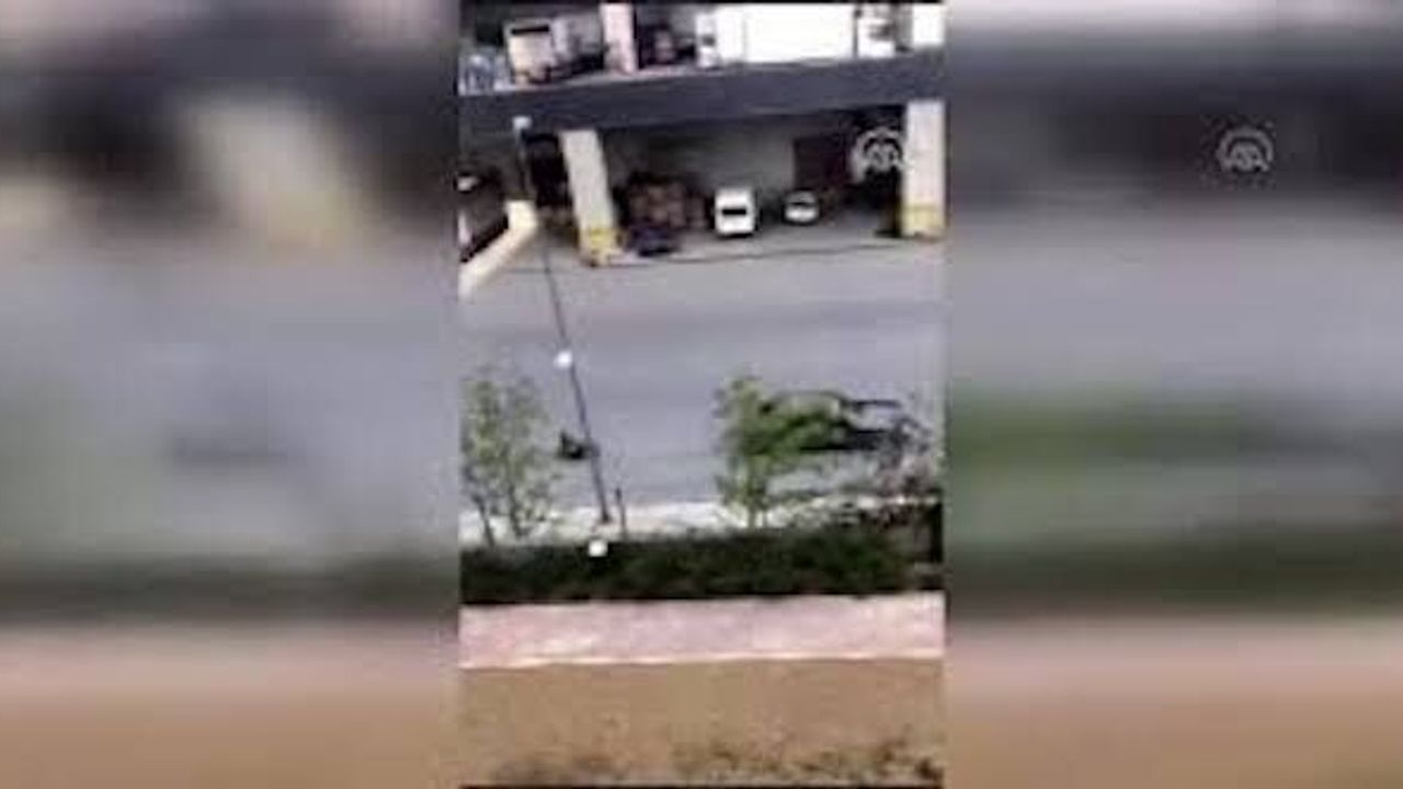 Otomobilinin arkasına oyuncak arabayla oğlunu bağladı ve yolda gezdirdi, şok anlar