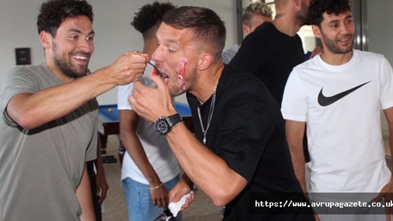 Podolski'nin doğum günü kutlandı, Antalyaspor'da neşeli anlar