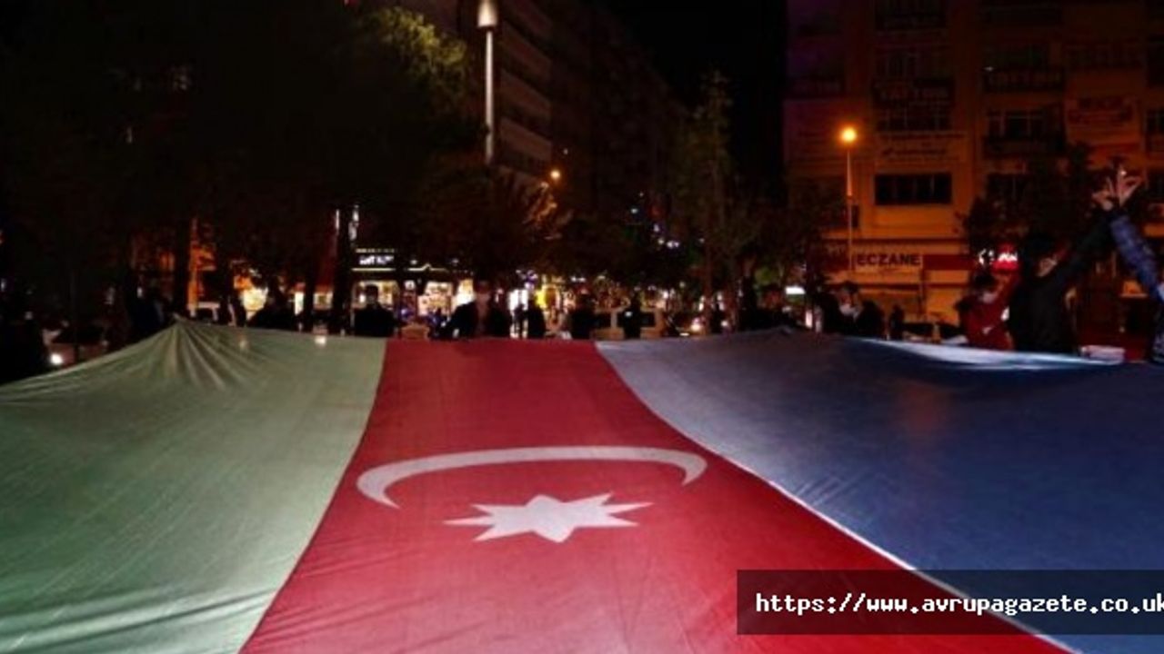 Azerbaycan'ın Ermenistan zaferi Türkiye'de konvoylarla kutlanıyor