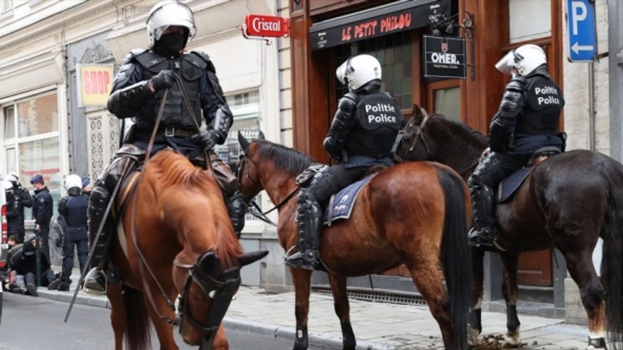 Brüksel'de ırkçılık ve polis şiddetine karşı izinsiz gösteri