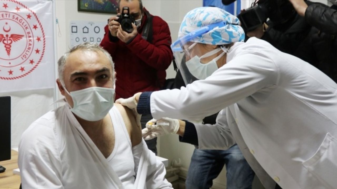 Türkiye'de CoronoVac aşısının ilk dozu sağlık çalışanlarına uygulanmaya başlandı