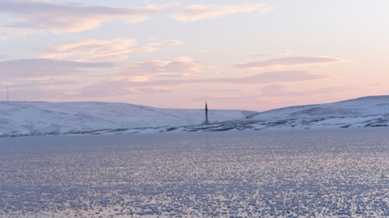 Kars'ta etkili olan dondurucu soğuklar nedeniyle baraj gölü yüzeyi buzla kaplandı.