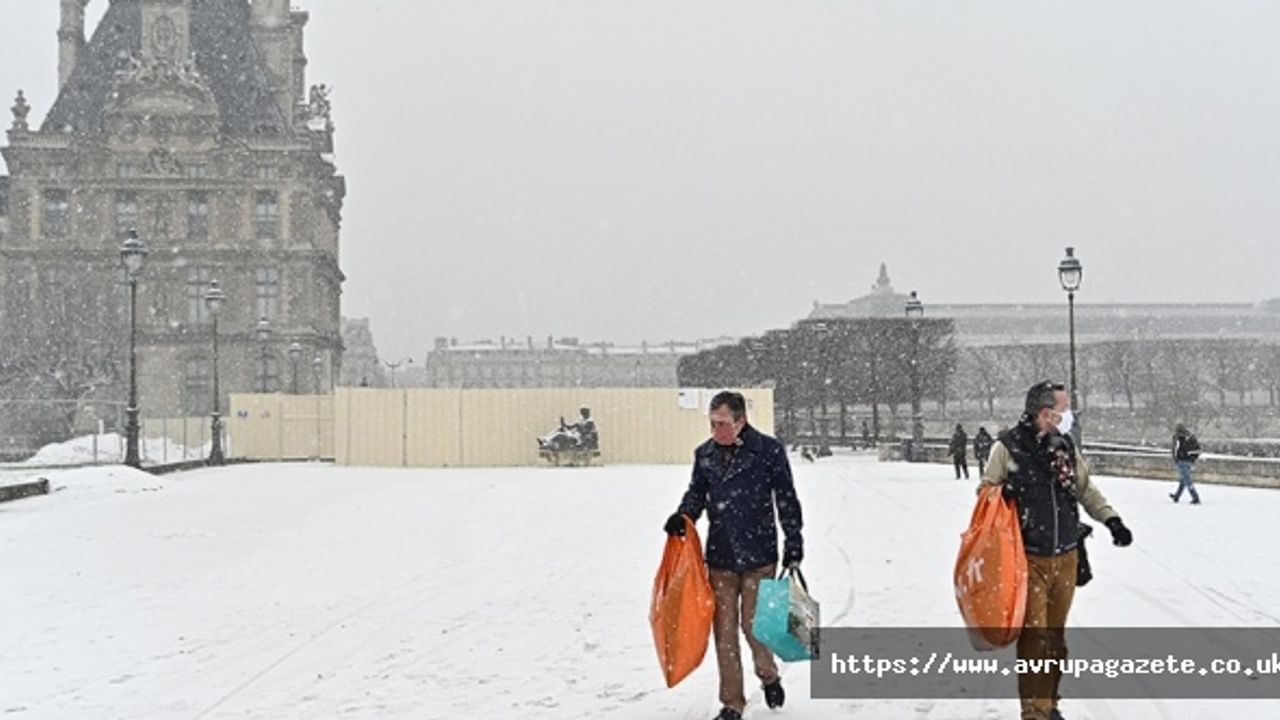 Paris gelinlik giydi, Fransa’nın başkenti Paris ve çevresine mevsimin ilk karı yağdı