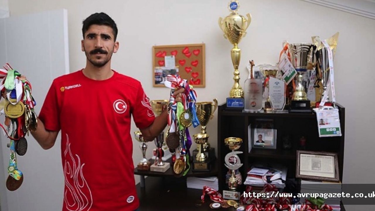 Bakan Kasapoğlu'nun eşinden milli atlet Yavuz Ağralı'nın evine ziyaret