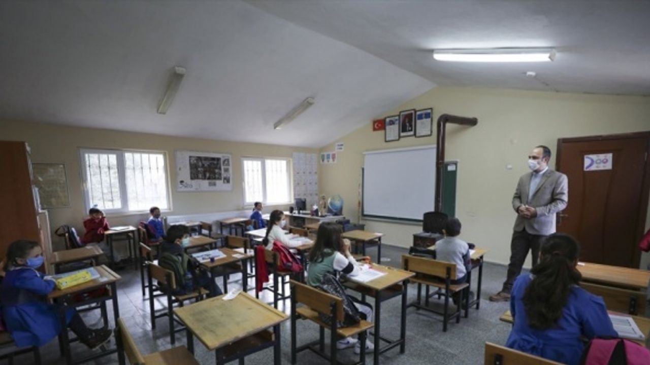 Yüz yüze eğitime başlandı ! İzmir'de okullar dezenfekte edildi, sınıflarda düzenlemeler yapıldı.