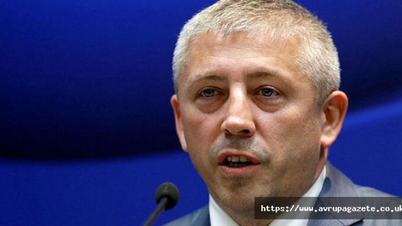 Futbol Federasyonu Başkanı mafya ilişkisi iddiaları nedeniyle istifa etti