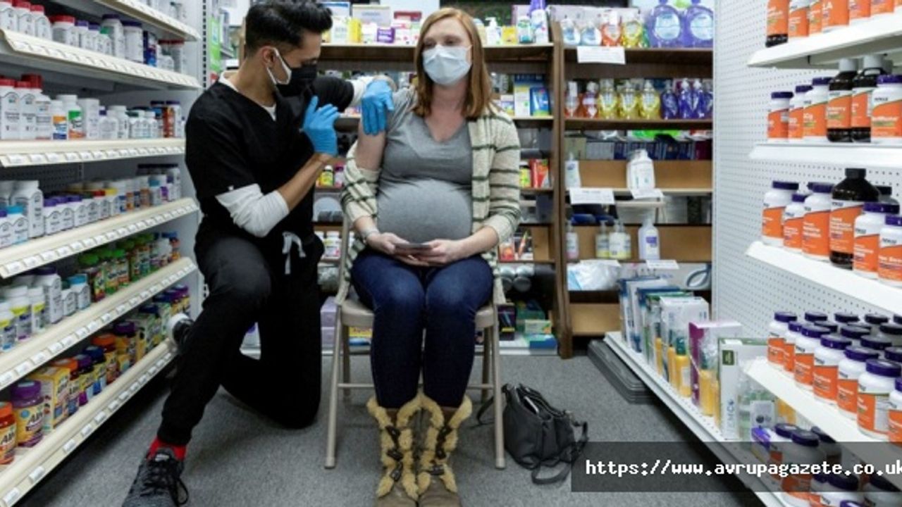 Hamileyken Kovid-19 aşısı olan annelerin bebeklerine antikor aktardığını ortaya koydu