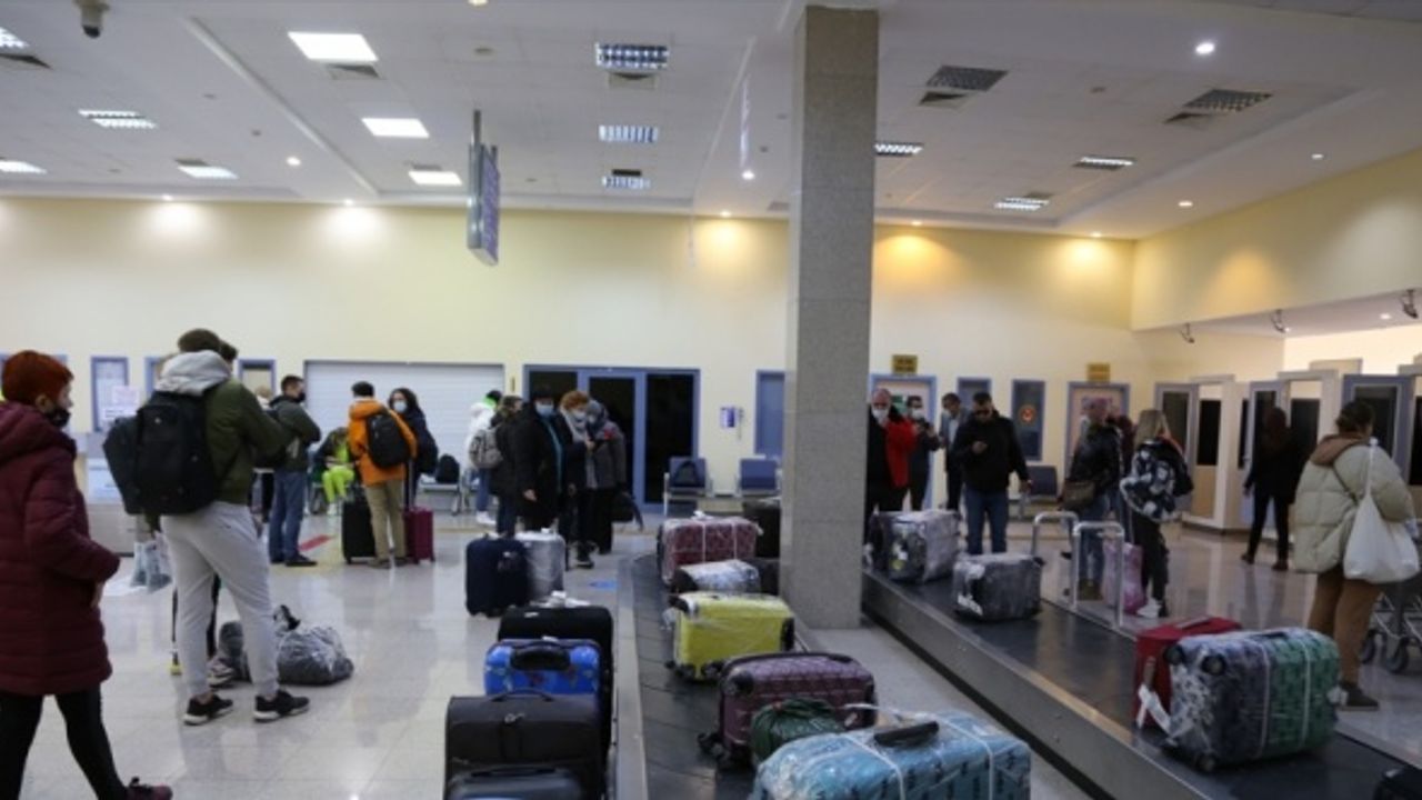Ukrayna'dan Kapadokya Havalimanı'na gelen turistler çiçekle karşılandı