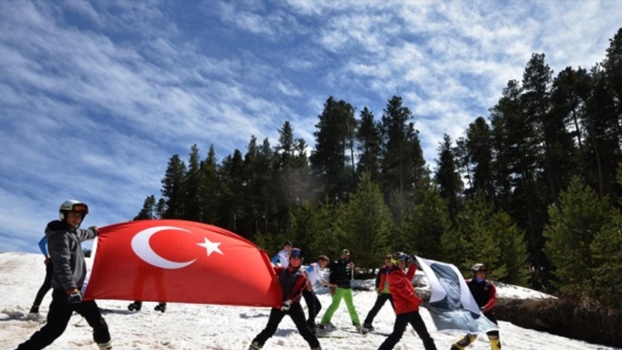 Kars'ta lise öğrencileri 23 Nisan Ulusal Egemenlik ve Çocuk Bayramını kayak yaparak kutladı