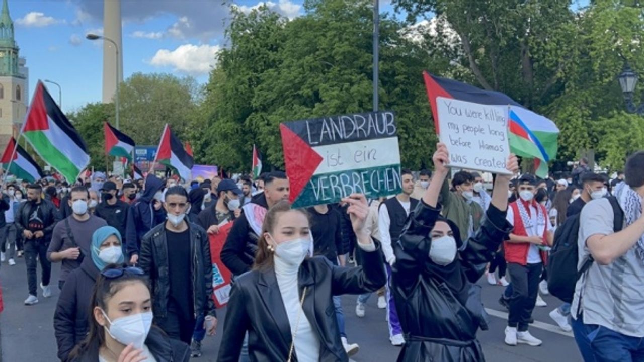 Berlin'de İsrail’in Filistin’e yönelik saldırılarına protesto