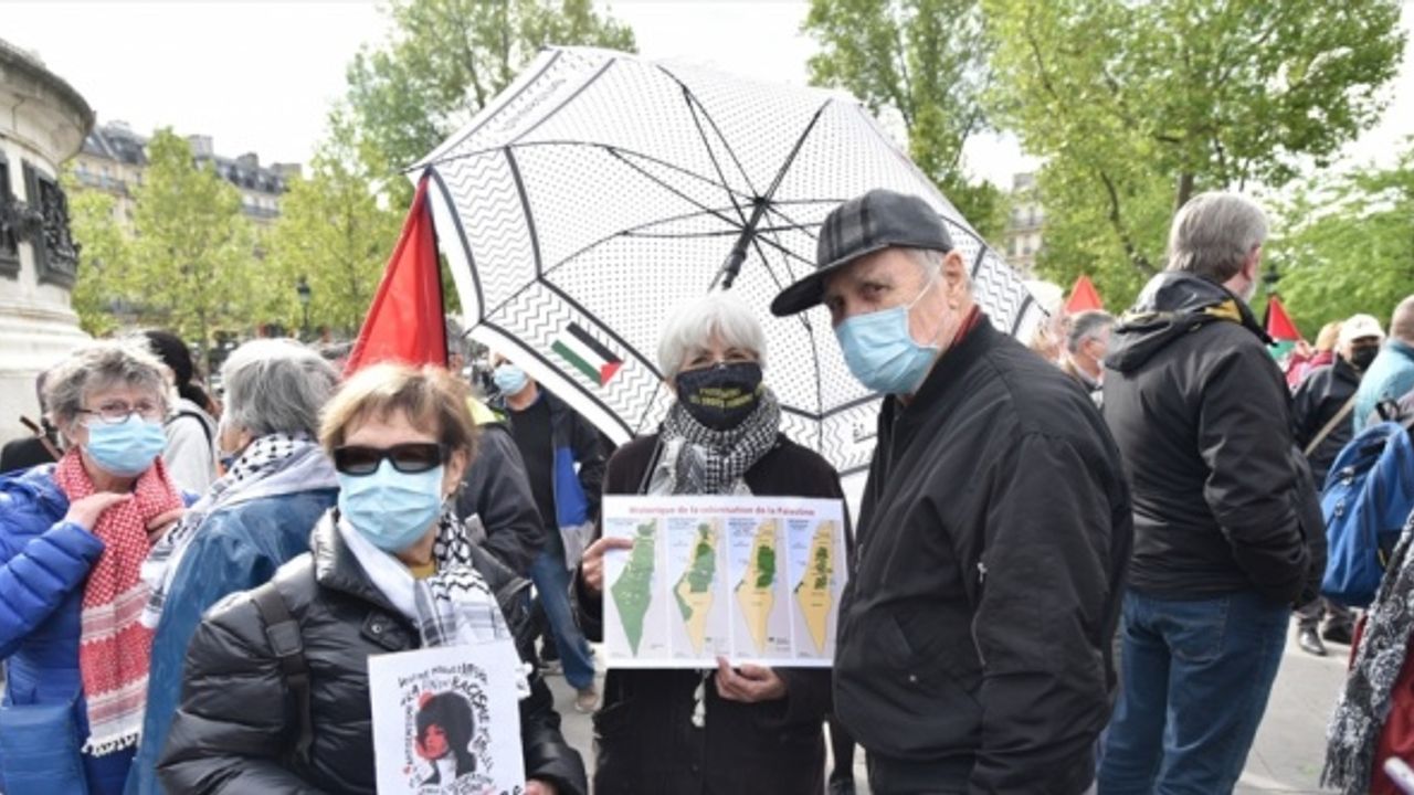 Paris'teki Republique Meydanı'nda toplanan yüzlerce kişiden İsrail'in saldırılarına protesto