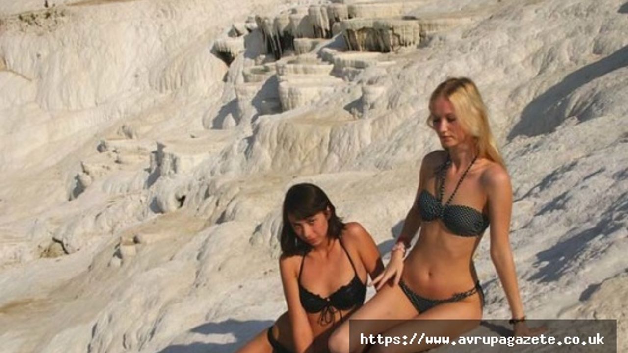 Tam kapanmadan muaf tutulan turistler, güneşli havada beyaz cennetin keyfini çıkardı
