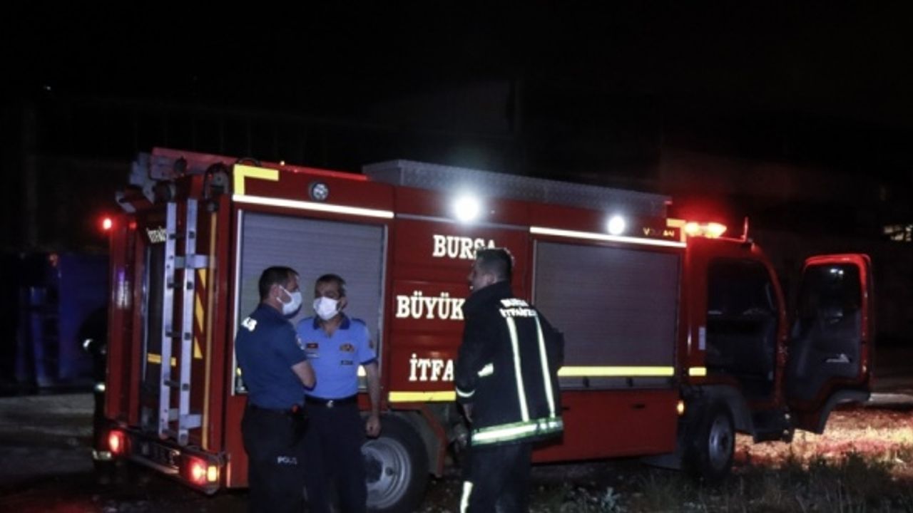 Bursa'da araziye bırakılan kimyasal maddenin alev alması sonucu çıkan yangın söndürüldü